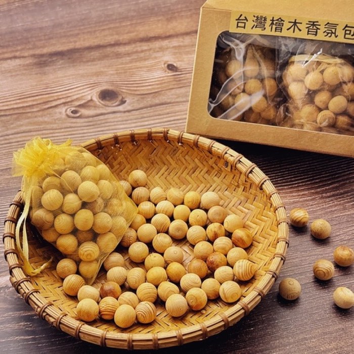 台灣檜木香氛球禮盒,竹編盤上盛裝檜木香氛球與紙盒包裝